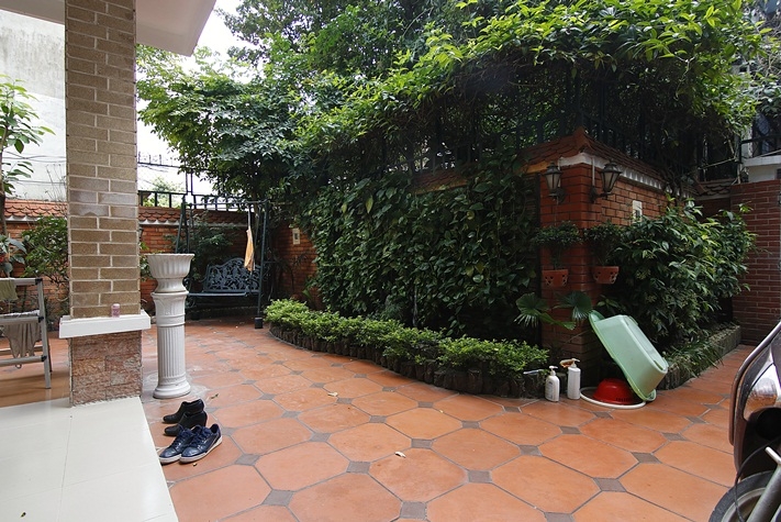 A private pretty 3 bedroom house for rent on Thuy Khue street near Lotte Building